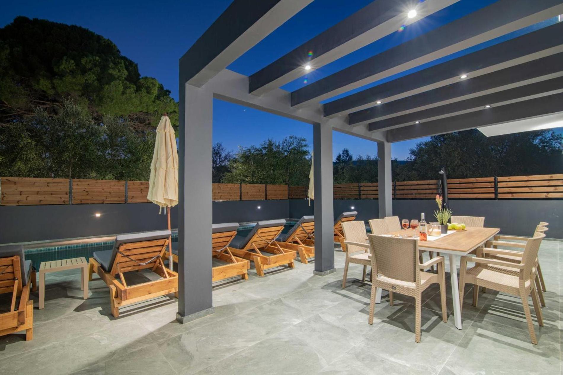 Kozakos With Private Swimming Pools *