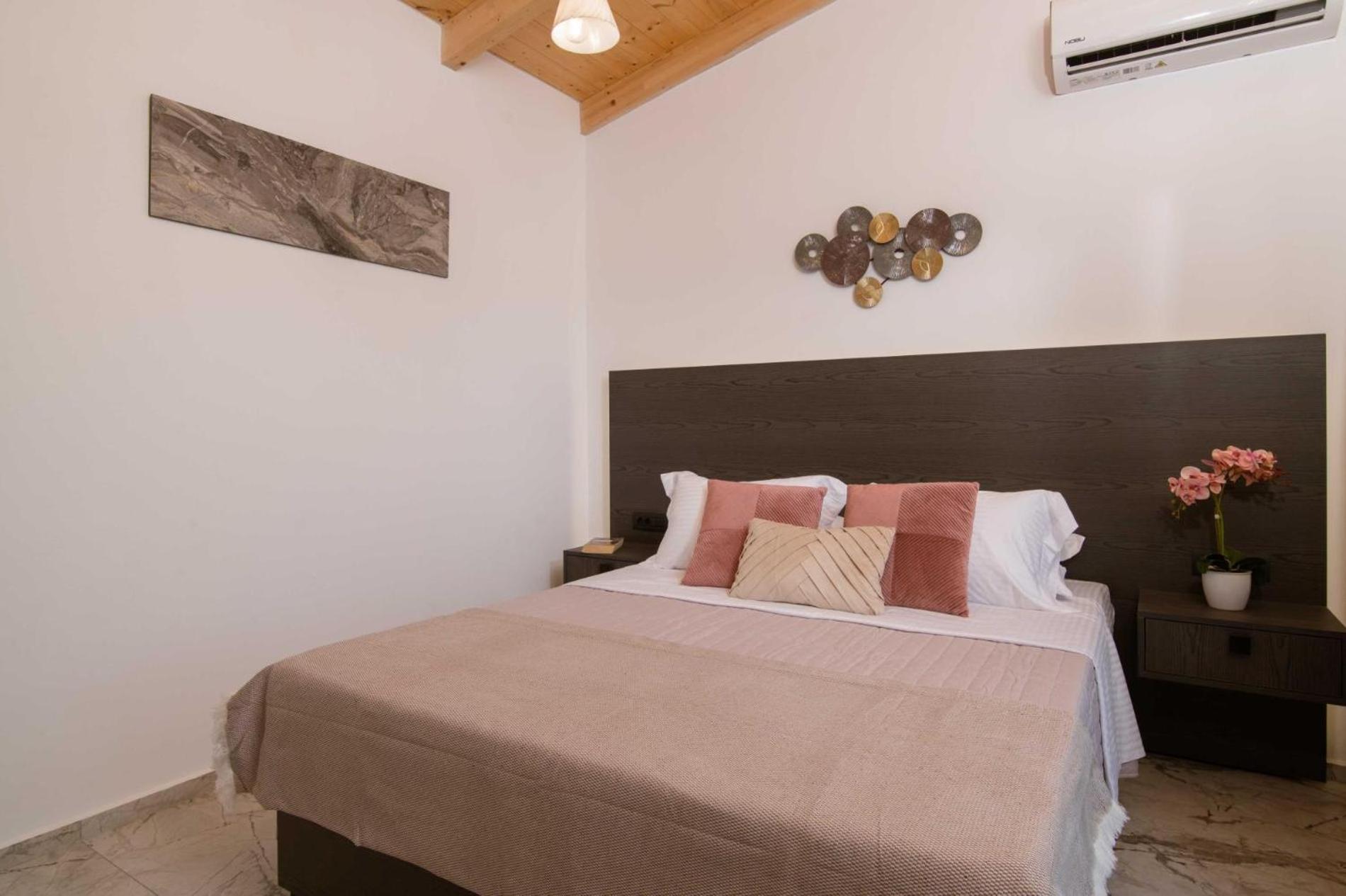 Villa Kozakos With Private Swimming Pools *
